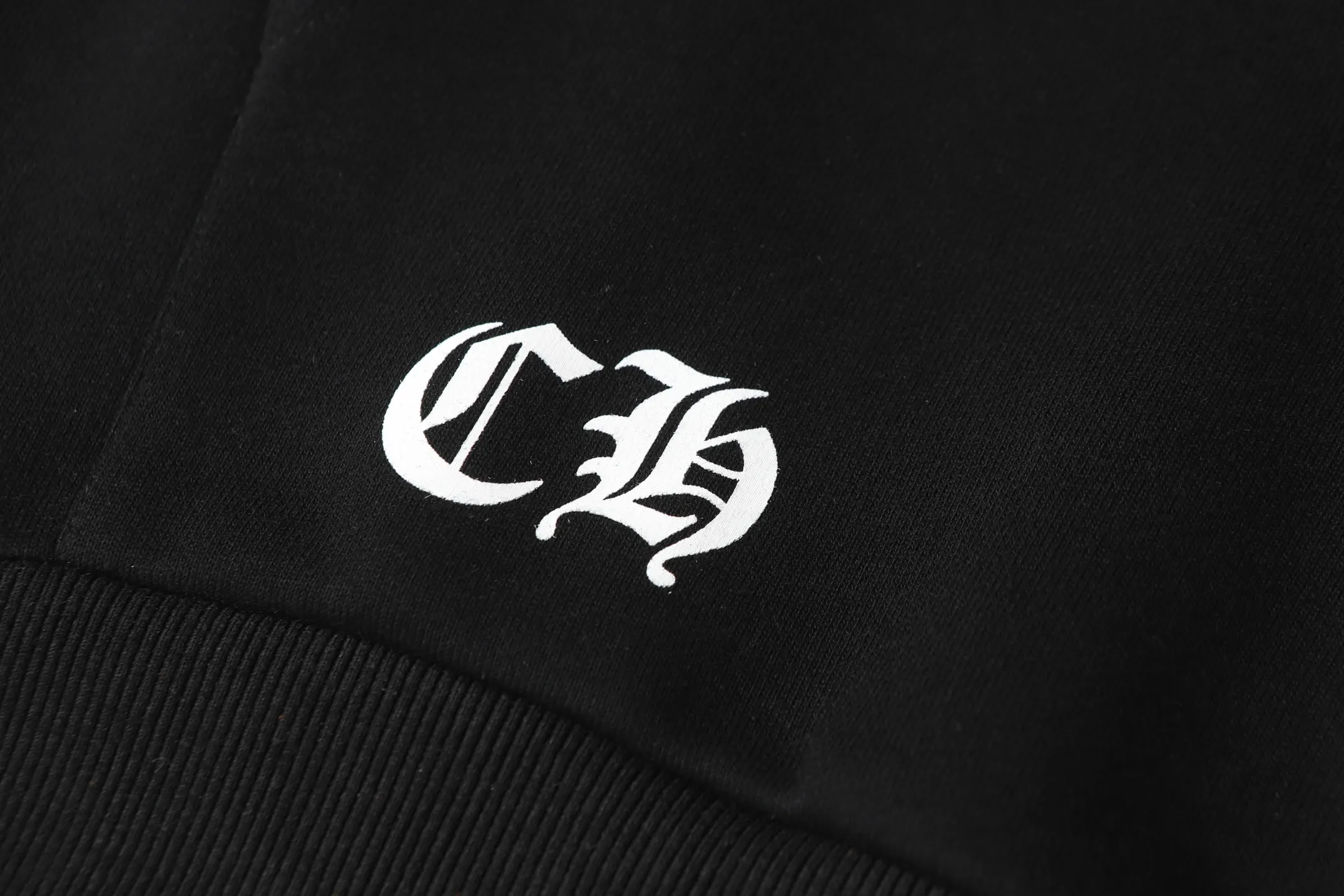 P240 Cross-border model, please do not place an order if you are pursuing quality - Chrome Hearts/Chrome Hearts Lips👄 Horseshoe Sanskrit printed hooded sweatshirt - High weight, high density, high quality, soft, delicate and skin-friendly wool, soft and silky to the touch, excellent warmth and skin-friendly properties - Custom-woven and dyed, no color difference, no matter the fabric or workmanship details, beat the ordinary version on the market - Hardware zipper accessories are all customized, full of details -Colour: black white -Size: S M L XL